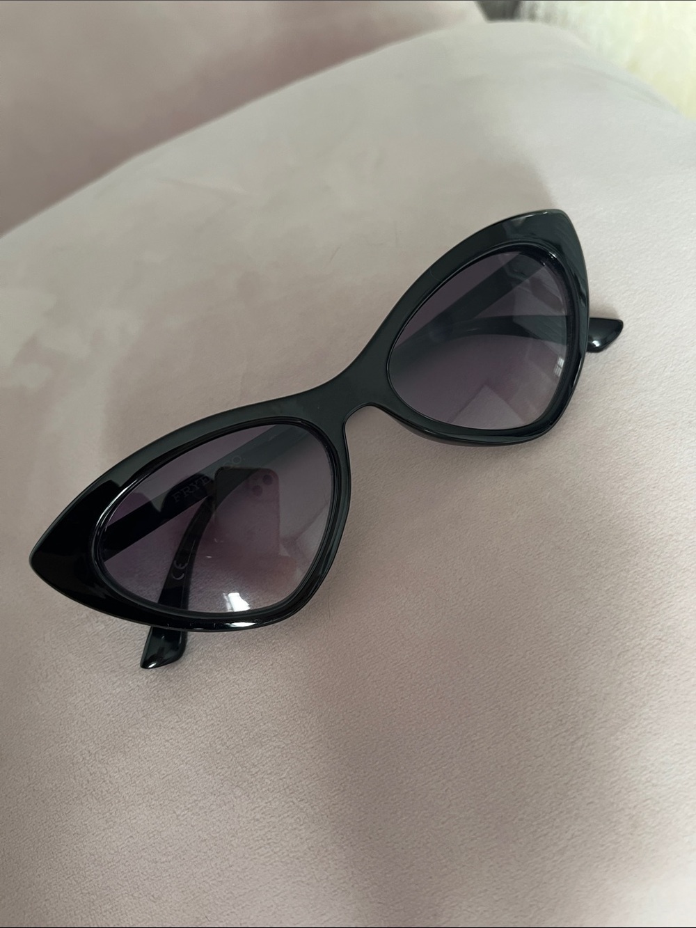 FRYE AND CO. NWOT Black Cat-Eye Retro Sunglasses with Tinted Lenses
